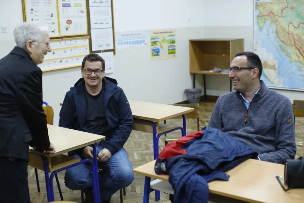 Sastala se generacija nakon 38 godina u školi svog djetinjstva: Učiteljica Nedjeljka Bilić ponvno u učionici sa svojim nekadašnjim učenicima