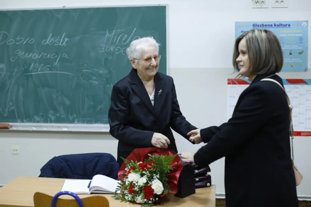 Sastala se generacija nakon 38 godina u školi svog djetinjstva: Učiteljica Nedjeljka Bilić ponvno u učionici sa svojim nekadašnjim učenicima