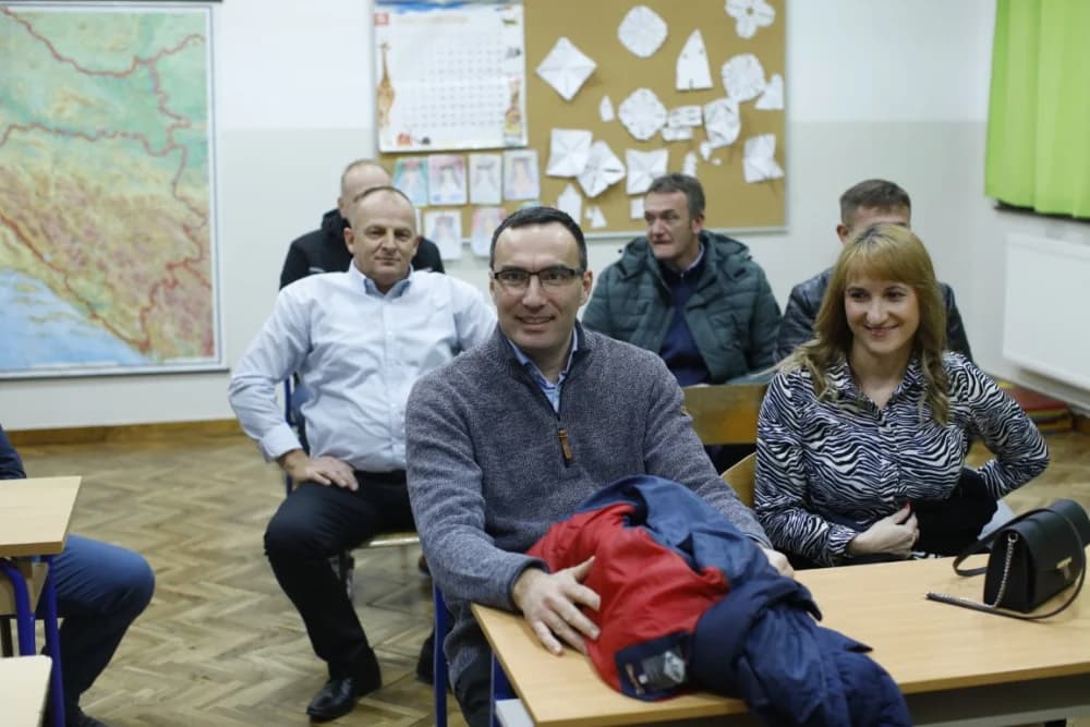 Sastala se generacija nakon 38 godina u školi svog djetinjstva: Učiteljica Nedjeljka Bilić ponvno u učionici sa svojim nekadašnjim učenicima