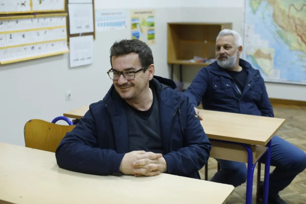 Sastala se generacija nakon 38 godina u školi svog djetinjstva: Učiteljica Nedjeljka Bilić ponvno u učionici sa svojim nekadašnjim učenicima