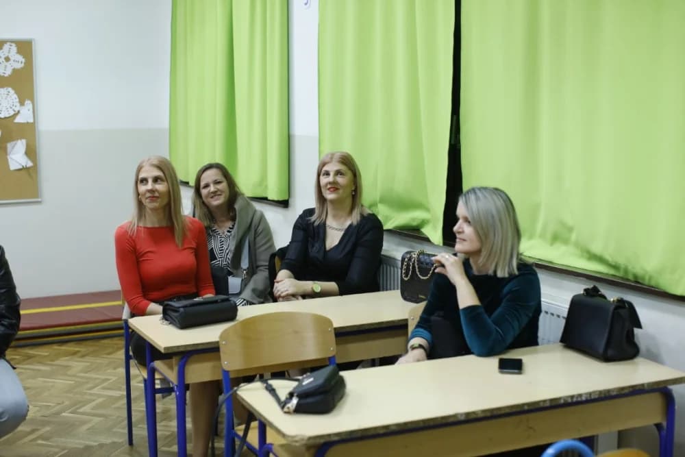 Sastala se generacija nakon 38 godina u školi svog djetinjstva: Učiteljica Nedjeljka Bilić ponvno u učionici sa svojim nekadašnjim učenicima