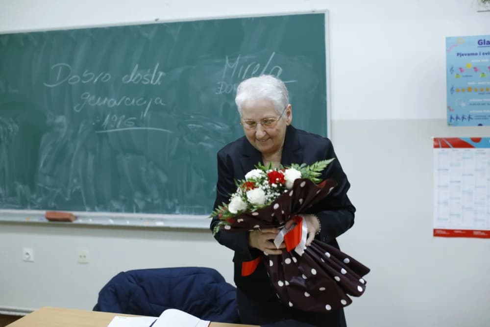 Sastala se generacija nakon 38 godina u školi svog djetinjstva: Učiteljica Nedjeljka Bilić ponvno u učionici sa svojim nekadašnjim učenicima