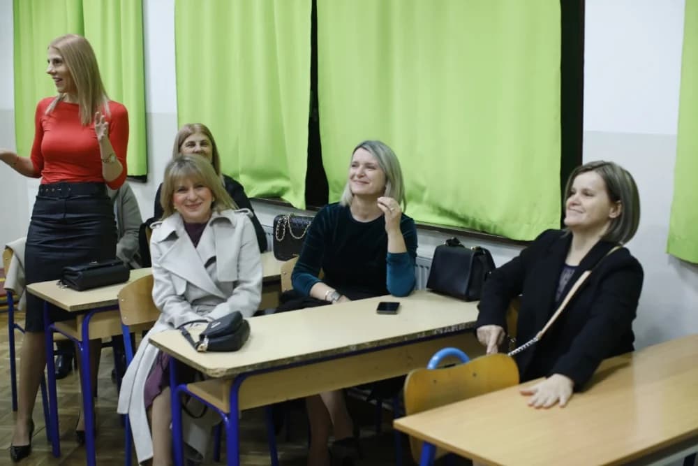 Sastala se generacija nakon 38 godina u školi svog djetinjstva: Učiteljica Nedjeljka Bilić ponvno u učionici sa svojim nekadašnjim učenicima