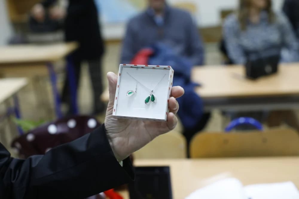 Sastala se generacija nakon 38 godina u školi svog djetinjstva: Učiteljica Nedjeljka Bilić ponvno u učionici sa svojim nekadašnjim učenicima