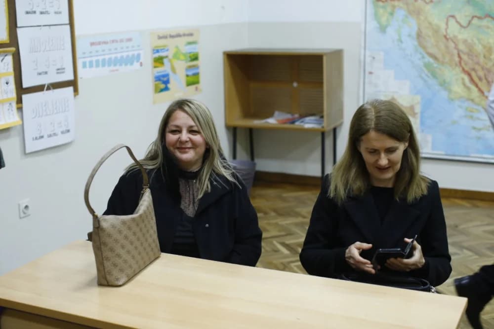 Sastala se generacija nakon 38 godina u školi svog djetinjstva: Učiteljica Nedjeljka Bilić ponvno u učionici sa svojim nekadašnjim učenicima