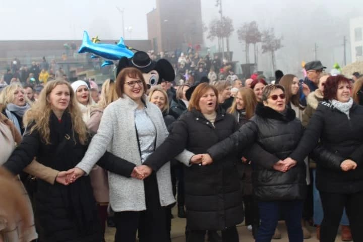 TRG BEĆARCA U PLETERNICI: Nova godina dočekana u podne uz ispijanje šampanjca, balone dobrih želja i razigrano kolo