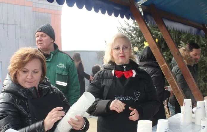 TRG BEĆARCA U PLETERNICI: Nova godina dočekana u podne uz ispijanje šampanjca, balone dobrih želja i razigrano kolo