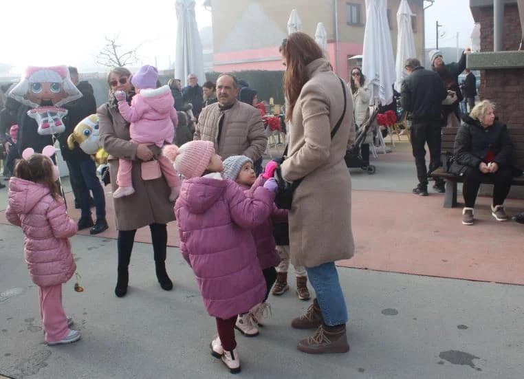 TRG BEĆARCA U PLETERNICI: Nova godina dočekana u podne uz ispijanje šampanjca, balone dobrih želja i razigrano kolo