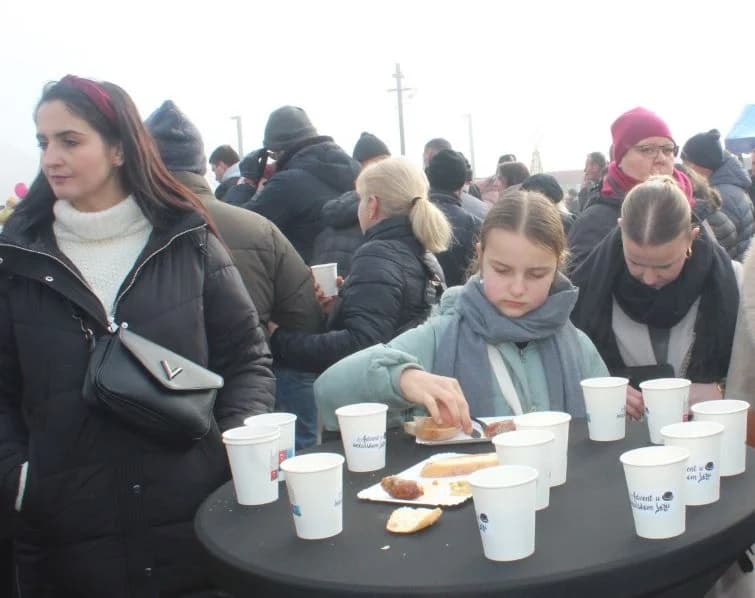 TRG BEĆARCA U PLETERNICI: Nova godina dočekana u podne uz ispijanje šampanjca, balone dobrih želja i razigrano kolo