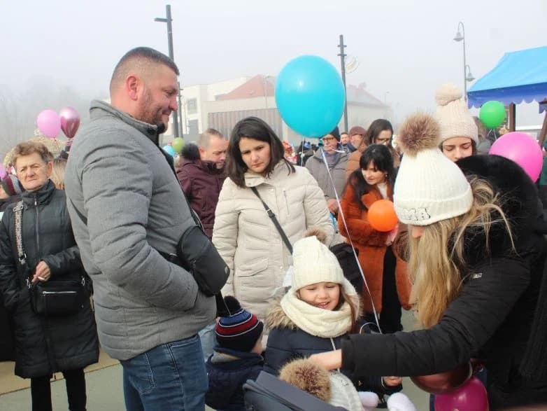 TRG BEĆARCA U PLETERNICI: Nova godina dočekana u podne uz ispijanje šampanjca, balone dobrih želja i razigrano kolo