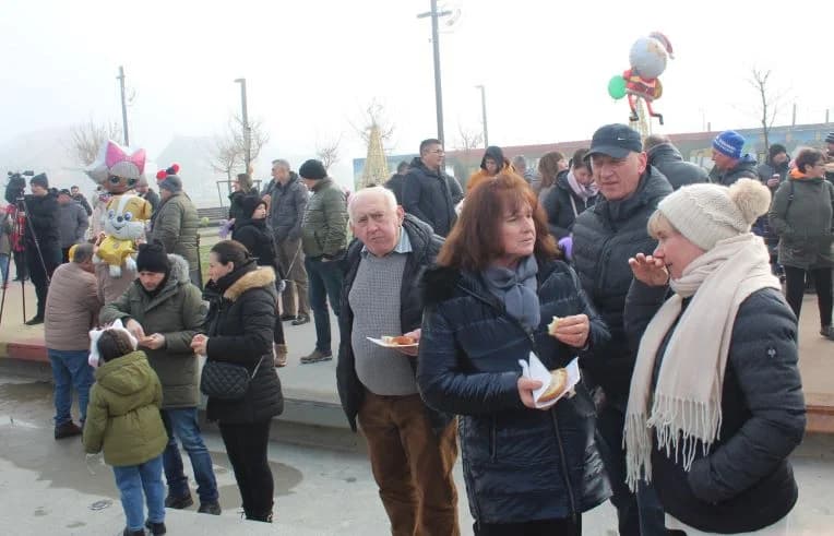 TRG BEĆARCA U PLETERNICI: Nova godina dočekana u podne uz ispijanje šampanjca, balone dobrih želja i razigrano kolo