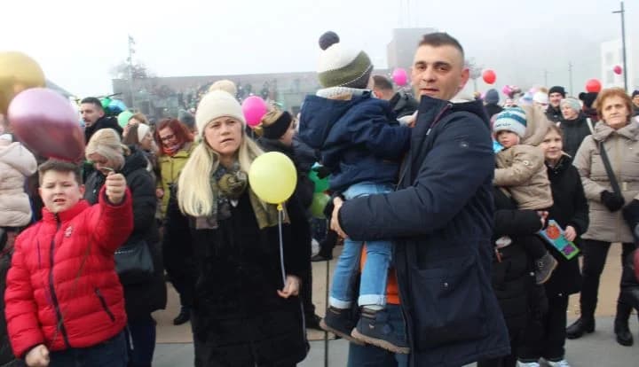 TRG BEĆARCA U PLETERNICI: Nova godina dočekana u podne uz ispijanje šampanjca, balone dobrih želja i razigrano kolo