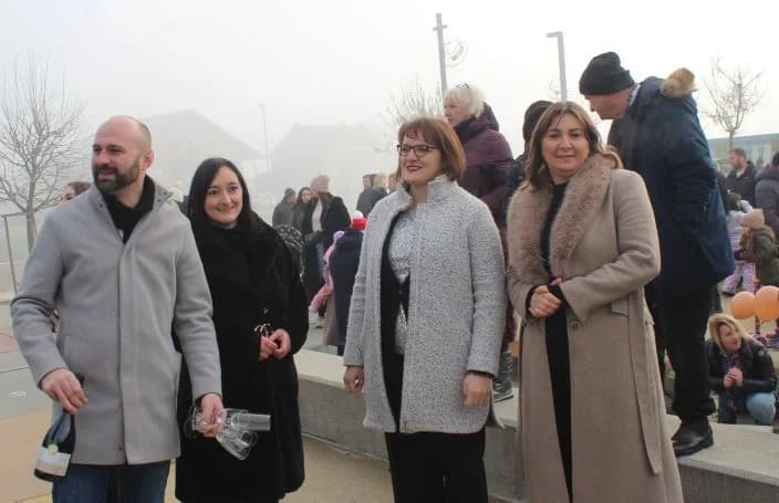 TRG BEĆARCA U PLETERNICI: Nova godina dočekana u podne uz ispijanje šampanjca, balone dobrih želja i razigrano kolo