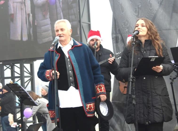 TRG BEĆARCA U PLETERNICI: Nova godina dočekana u podne uz ispijanje šampanjca, balone dobrih želja i razigrano kolo