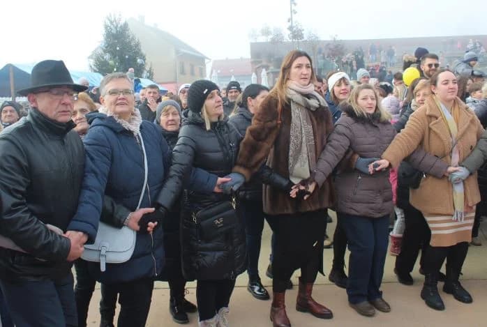 TRG BEĆARCA U PLETERNICI: Nova godina dočekana u podne uz ispijanje šampanjca, balone dobrih želja i razigrano kolo