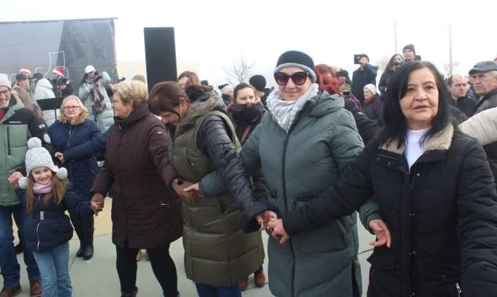 TRG BEĆARCA U PLETERNICI: Nova godina dočekana u podne uz ispijanje šampanjca, balone dobrih želja i razigrano kolo