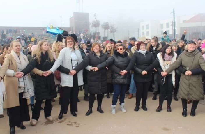 TRG BEĆARCA U PLETERNICI: Nova godina dočekana u podne uz ispijanje šampanjca, balone dobrih želja i razigrano kolo