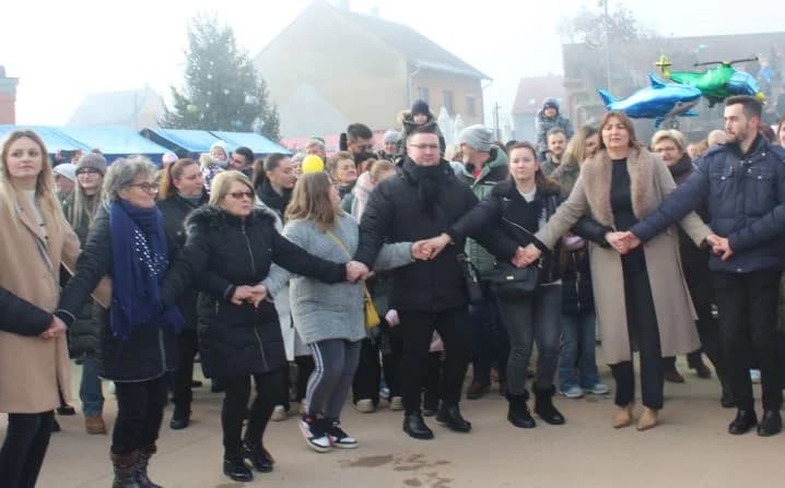 TRG BEĆARCA U PLETERNICI: Nova godina dočekana u podne uz ispijanje šampanjca, balone dobrih želja i razigrano kolo