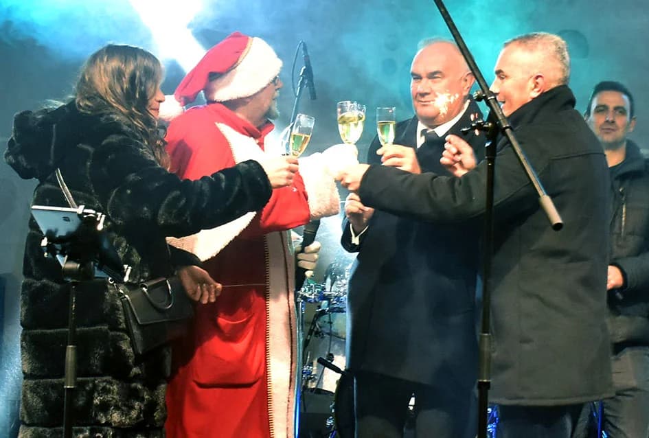 NAJLUĐA NOĆ U POŽEGI: Uz šampanjac i ples dočekana Nova godina