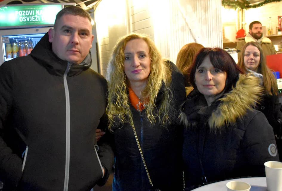 NAJLUĐA NOĆ U POŽEGI: Uz šampanjac i ples dočekana Nova godina