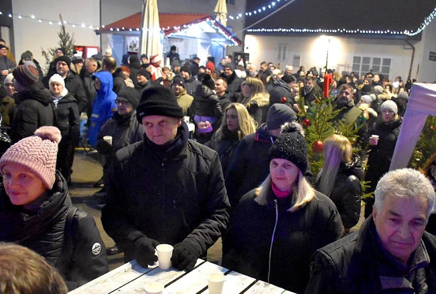 NAJLUĐA NOĆ U POŽEGI: Uz šampanjac i ples dočekana Nova godina