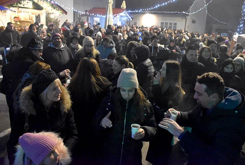 NAJLUĐA NOĆ U POŽEGI: Uz šampanjac i ples dočekana Nova godina