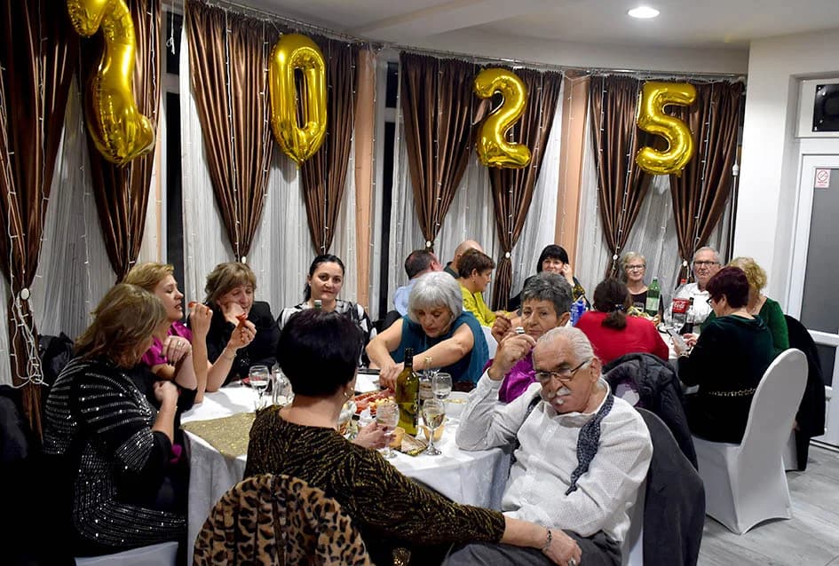 DOČEK NOVE GODINE U SVEČANOJ DVORANI LUKI U POŽEGI: Veselo do ranih jutarnjih sati