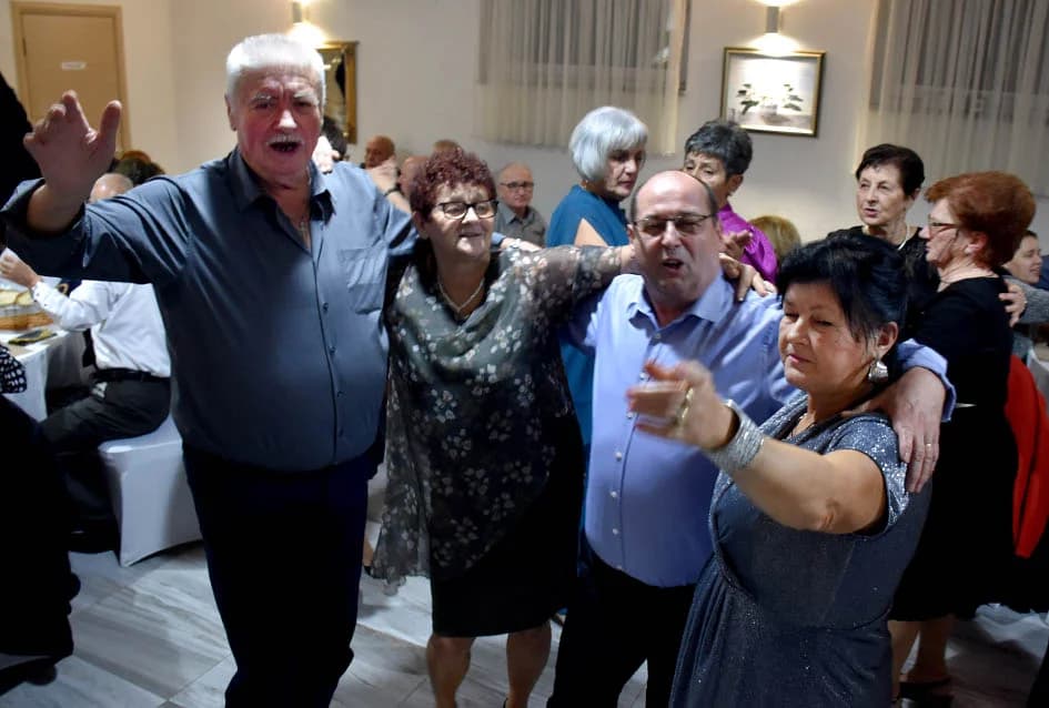 DOČEK NOVE GODINE U SVEČANOJ DVORANI LUKI U POŽEGI: Veselo do ranih jutarnjih sati