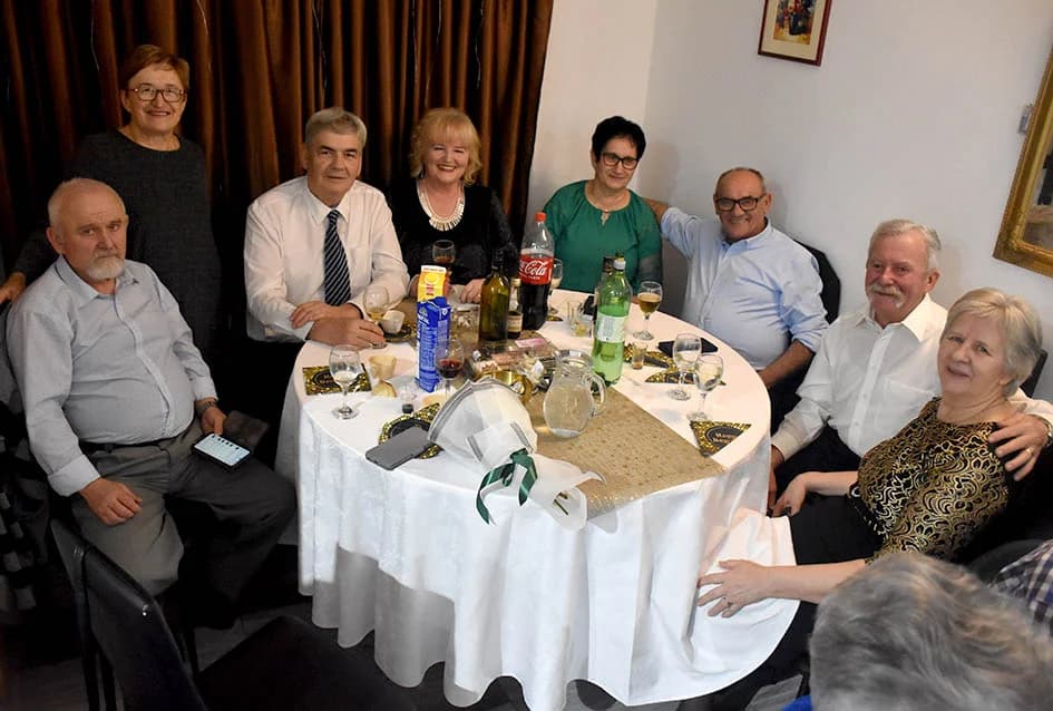 DOČEK NOVE GODINE U SVEČANOJ DVORANI LUKI U POŽEGI: Veselo do ranih jutarnjih sati