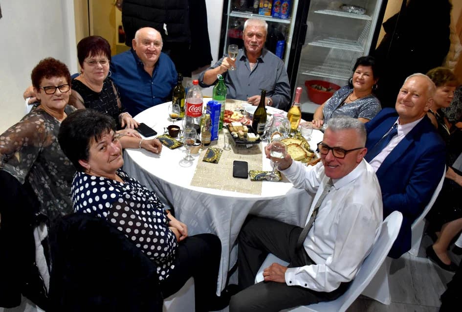 DOČEK NOVE GODINE U SVEČANOJ DVORANI LUKI U POŽEGI: Veselo do ranih jutarnjih sati