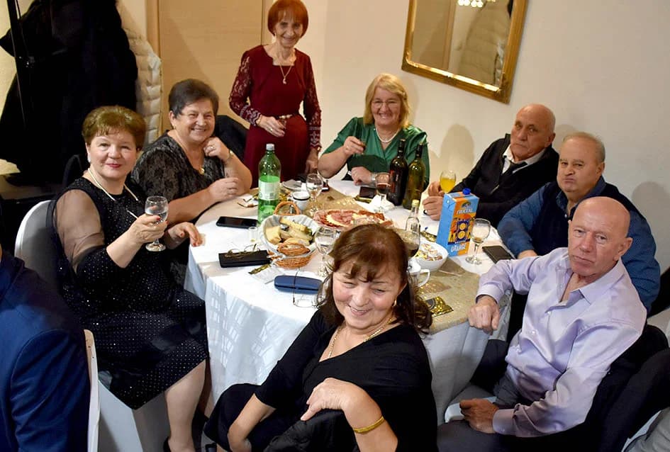 DOČEK NOVE GODINE U SVEČANOJ DVORANI LUKI U POŽEGI: Veselo do ranih jutarnjih sati