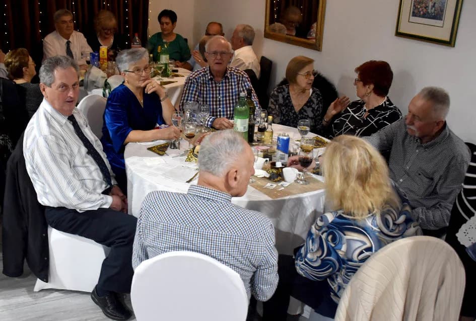 DOČEK NOVE GODINE U SVEČANOJ DVORANI LUKI U POŽEGI: Veselo do ranih jutarnjih sati