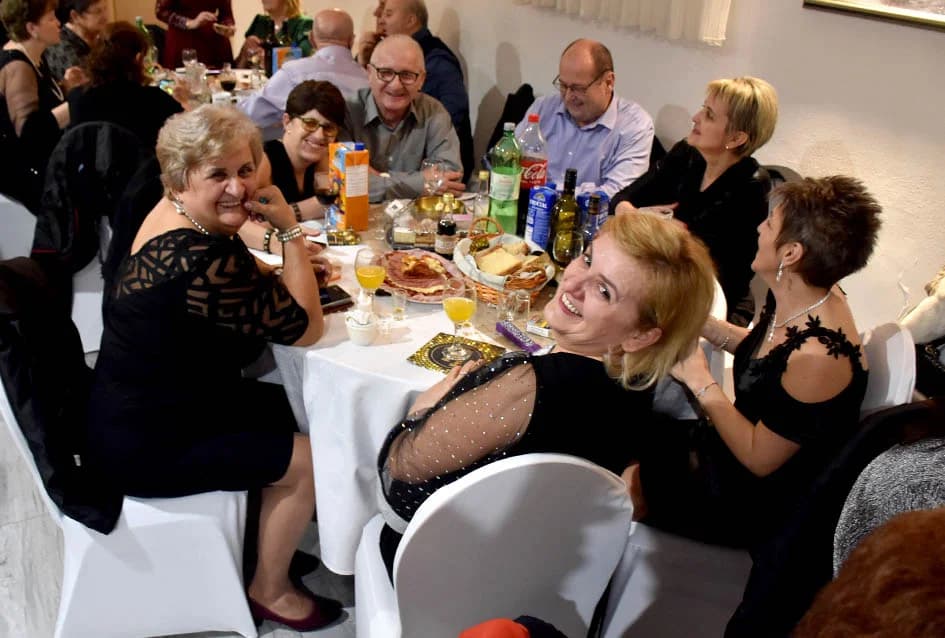 DOČEK NOVE GODINE U SVEČANOJ DVORANI LUKI U POŽEGI: Veselo do ranih jutarnjih sati