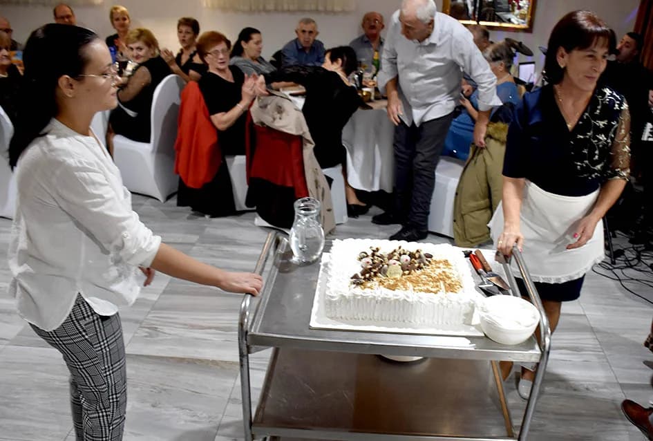 DOČEK NOVE GODINE U SVEČANOJ DVORANI LUKI U POŽEGI: Veselo do ranih jutarnjih sati