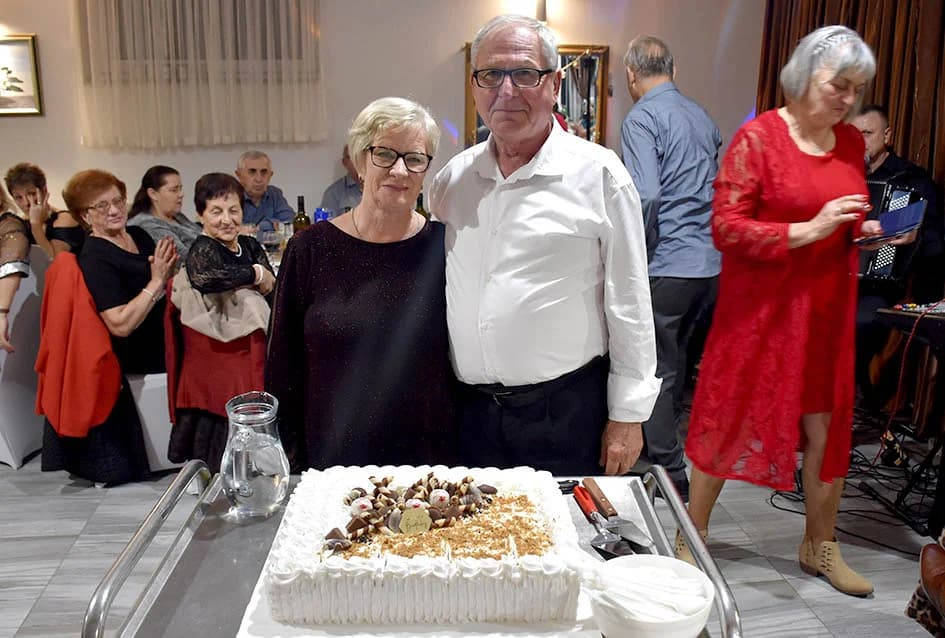DOČEK NOVE GODINE U SVEČANOJ DVORANI LUKI U POŽEGI: Veselo do ranih jutarnjih sati