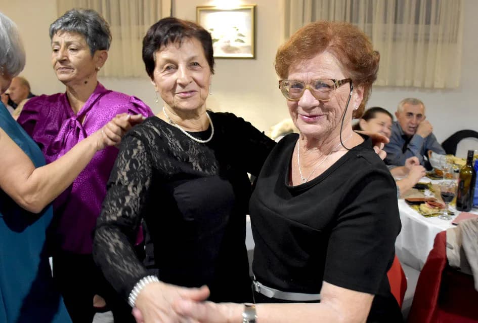 DOČEK NOVE GODINE U SVEČANOJ DVORANI LUKI U POŽEGI: Veselo do ranih jutarnjih sati