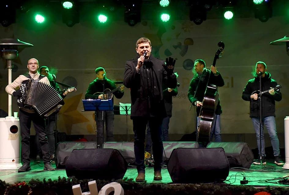 Ivan Štivić sve popularniji, a uz svoje tamburaše raspjevao više stotina Požežana