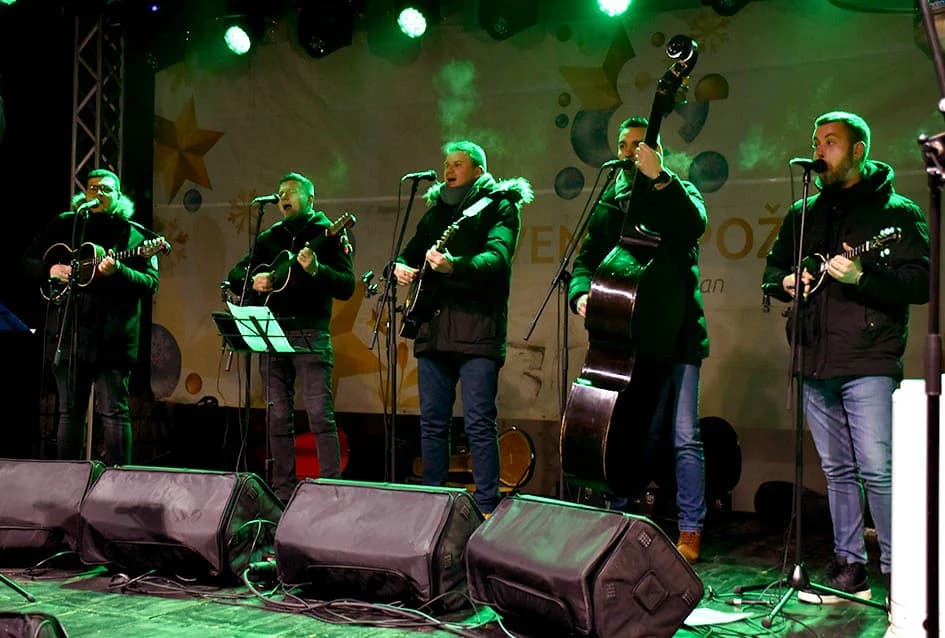 Ivan Štivić sve popularniji, a uz svoje tamburaše raspjevao više stotina Požežana