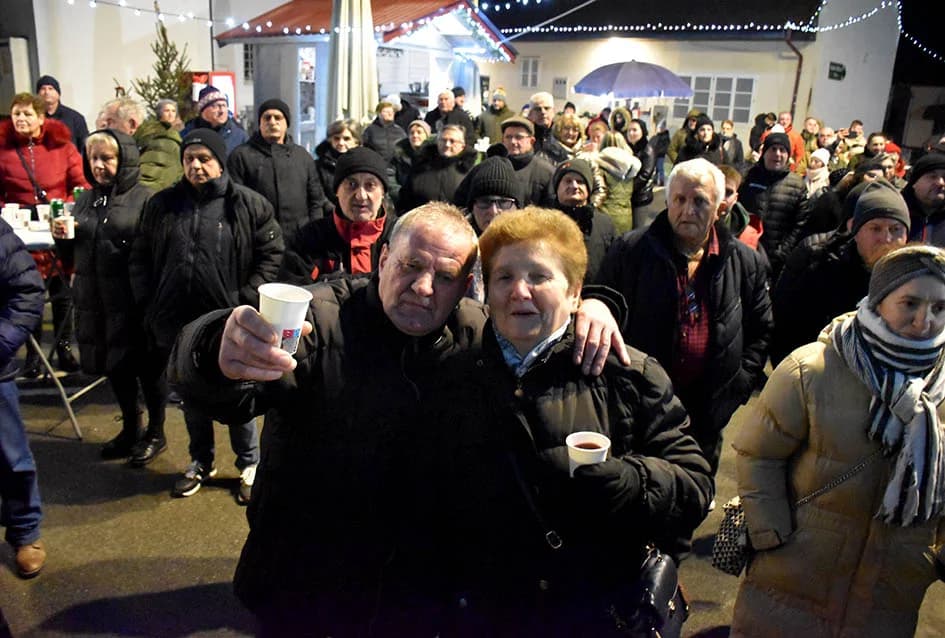 Ivan Štivić sve popularniji, a uz svoje tamburaše raspjevao više stotina Požežana