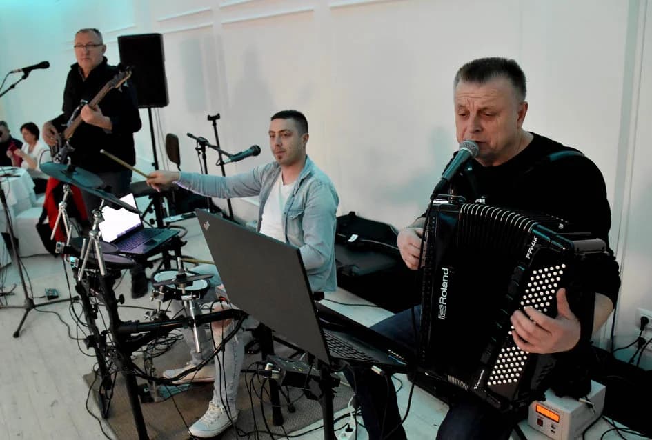 ZABAVA U POŽEŠKOJ SVEČANOJ DVORANI GLORIA: Uz ples i kola do iza ponoći