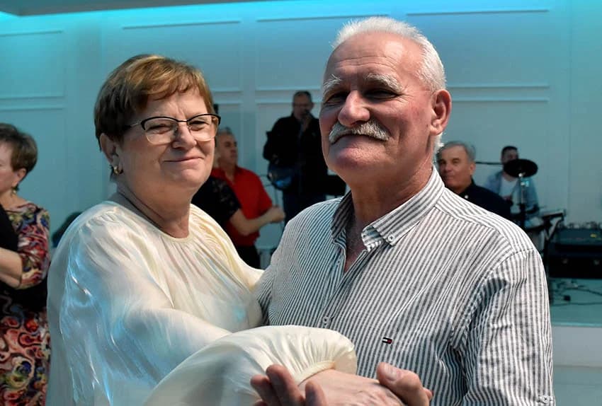 ZABAVA U POŽEŠKOJ SVEČANOJ DVORANI GLORIA: Uz ples i kola do iza ponoći