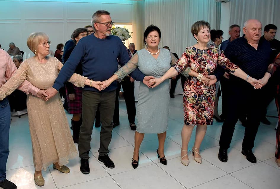 ZABAVA U POŽEŠKOJ SVEČANOJ DVORANI GLORIA: Uz ples i kola do iza ponoći