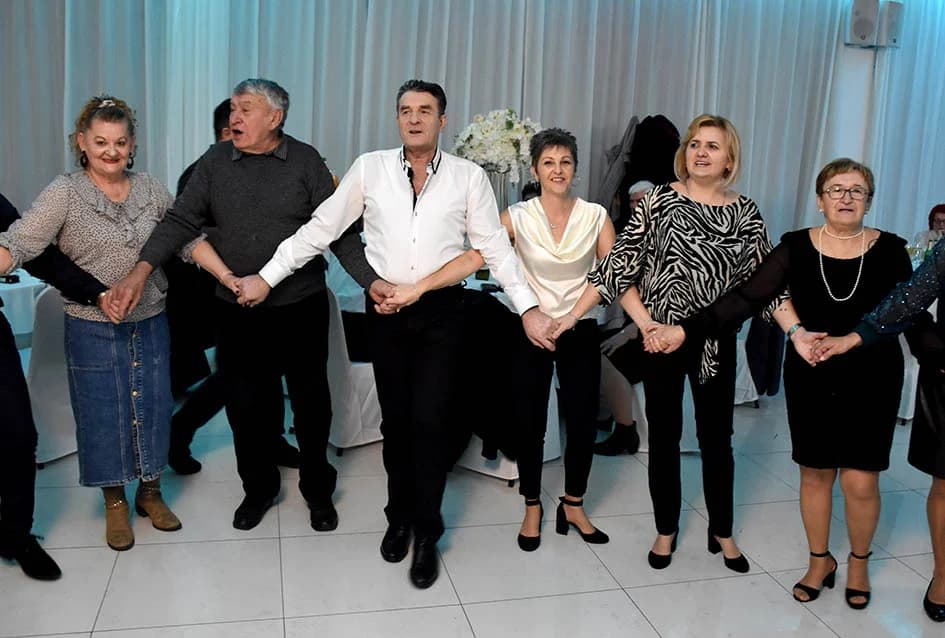 ZABAVA U POŽEŠKOJ SVEČANOJ DVORANI GLORIA: Uz ples i kola do iza ponoći