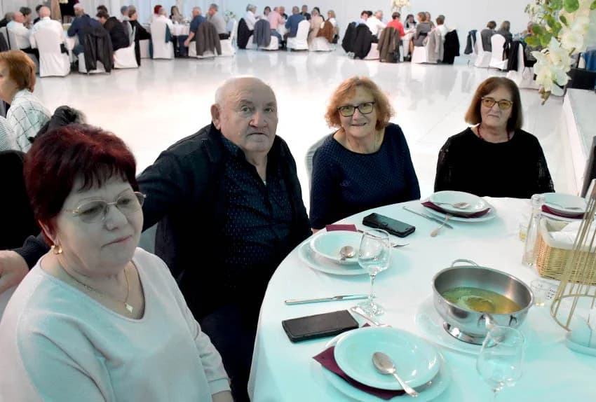 ZABAVA U POŽEŠKOJ SVEČANOJ DVORANI GLORIA: Uz ples i kola do iza ponoći
