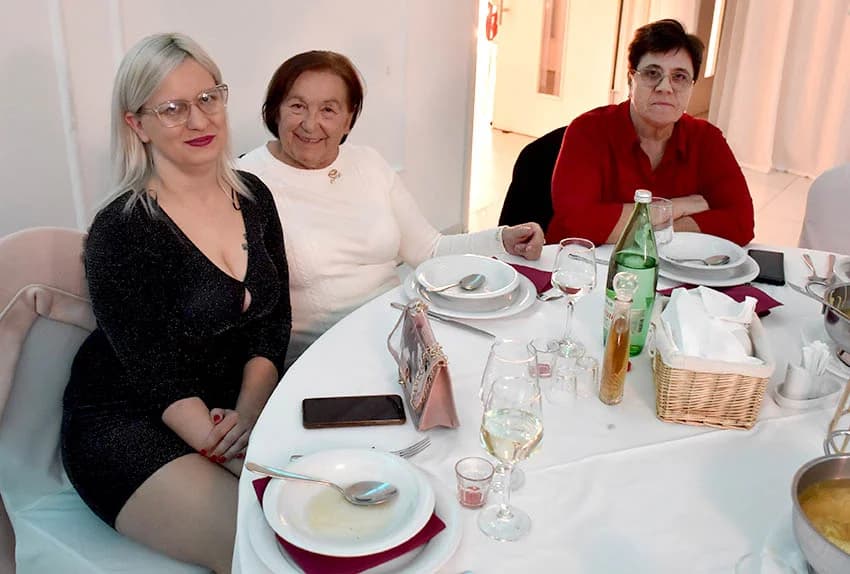 ZABAVA U POŽEŠKOJ SVEČANOJ DVORANI GLORIA: Uz ples i kola do iza ponoći