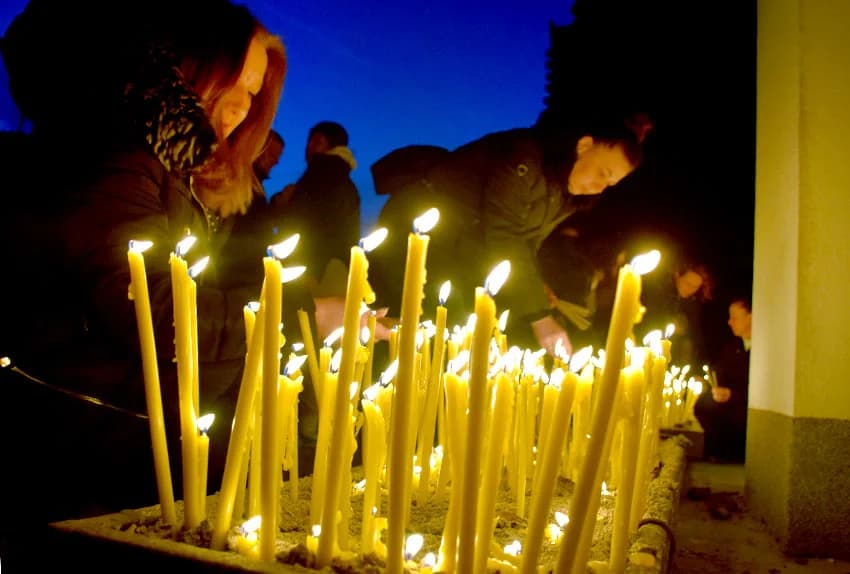 PRAVOSLAVNI VJERNICI SLAVE BADNJE VEČER I BOŽIĆ: Zapaljen badnjak u hramu Svetog Georgija u Požegi