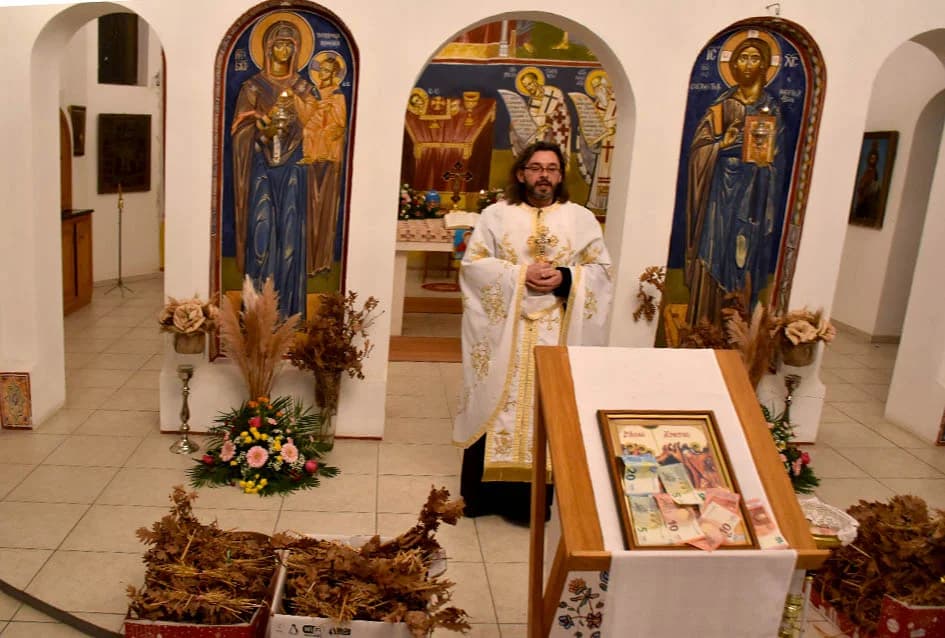 PRAVOSLAVNI VJERNICI SLAVE BADNJE VEČER I BOŽIĆ: Zapaljen badnjak u hramu Svetog Georgija u Požegi