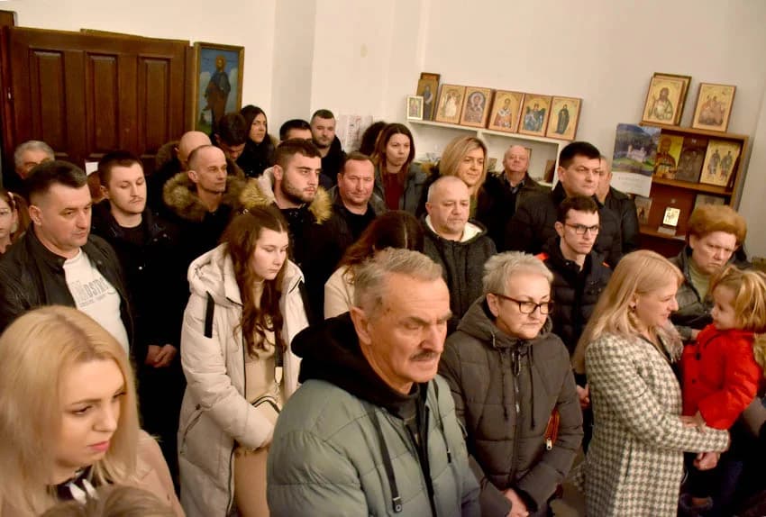 PRAVOSLAVNI VJERNICI SLAVE BADNJE VEČER I BOŽIĆ: Zapaljen badnjak u hramu Svetog Georgija u Požegi