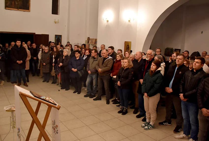 PRAVOSLAVNI VJERNICI SLAVE BADNJE VEČER I BOŽIĆ: Zapaljen badnjak u hramu Svetog Georgija u Požegi