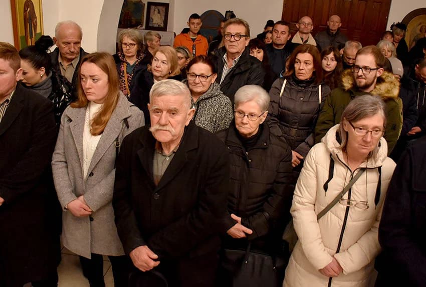 PRAVOSLAVNI VJERNICI SLAVE BADNJE VEČER I BOŽIĆ: Zapaljen badnjak u hramu Svetog Georgija u Požegi